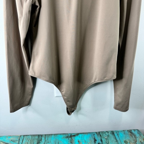 Aritzia Babaton Contour Mockneck Longsleeve Bodysuit in Clay Size 1x - Picture 8 of 15